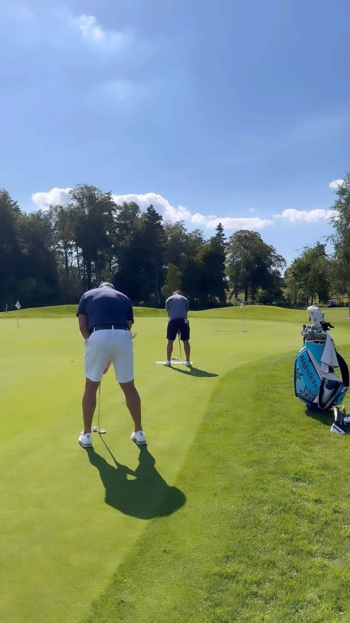 リー・ウエストウッドのインスタグラム：「Westwoods’ with the putting practice here at sunny @closehousegolf ⛳️」