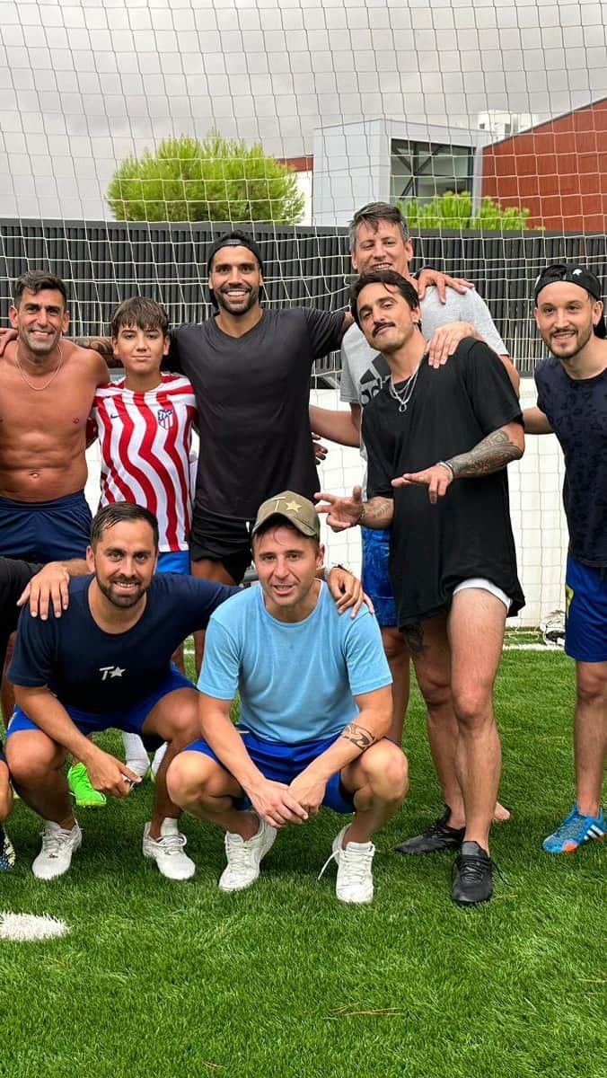 アウグスト・フェルナンデスのインスタグラム：「MÚSICA, ASADO y FUTBOL ⚽️ 🎵 ¿Cómo es un asado en el medio de la gira? Muchas gracias amigo @augusto12fernandez por compartir con nosotros un dia de música fútbol y asado. ⚡️⚽️❤️ . #madrid #futbol #musica #asado」