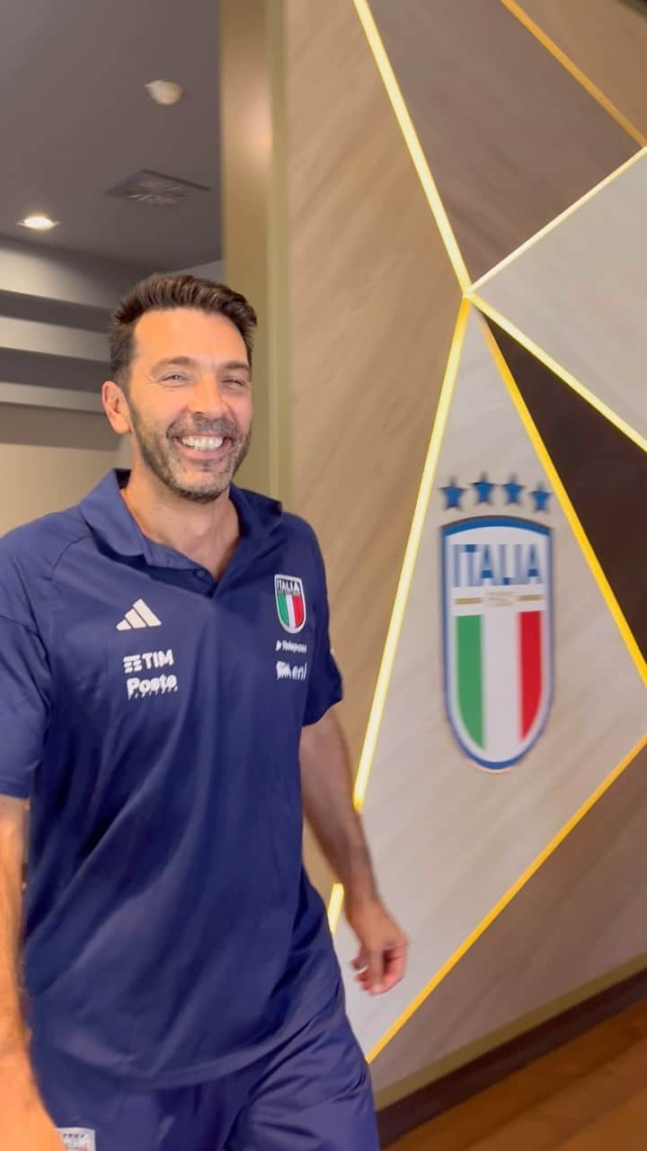 ジャンルイジ・ブッフォンのインスタグラム：「𝐁𝐞𝐧𝐭𝐨𝐫𝐧𝐚𝐭𝐨 𝐆𝐢𝐠𝐢 🇮🇹💙  Welcome back, Gigi 🤩  #Nazionale #Azzurri #VivoAzzurro #Buffon」