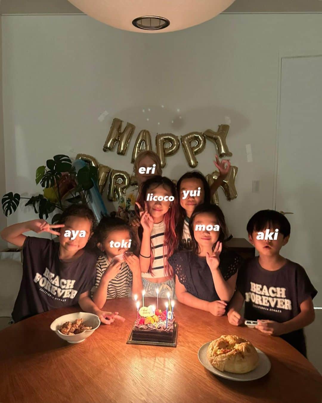 松本恵奈のインスタグラム：「お誕生日が近い仲良しが集まって お祝いしました🥂 みんなお腹にいた時からお友達で 産まれた日も近いんです◯ なんとなく昔の写真見てたら 可愛い思い出が沢山出てきました♡  今年も素敵な集合写真が撮れて 良かった♡ （お隣さんも飛び込み参加で😂✌🏻） 本当はもっとバースデーサングラスとか風船とかも 用意してたんだけど 子供達がなかなか揃わず諦めた😂笑 そんなおてんばなところも 大好きだぞっ♡ みんなおめでとう♡ #happybirthday #お誕生日会 #おめでとう #大好き」
