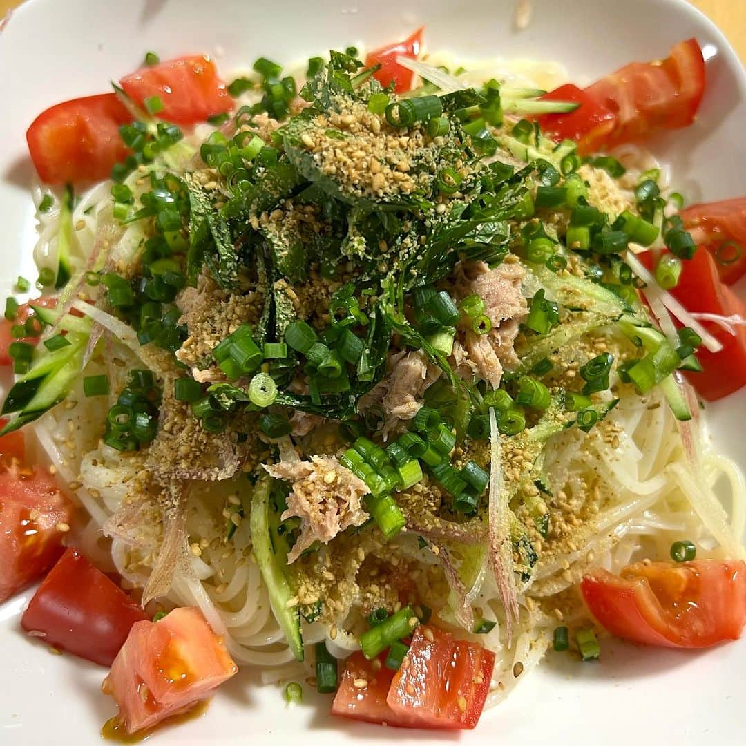 田中美佐子のインスタグラム：「サラダ素麺。ツナ缶が入るだけで美味しい😋 そして、ソジンの家レシピのヤムニョムチキン。料理糖というものがないから、今日は水飴とみりんとオリゴ糖混ぜてみました。 お砂糖も黒砂糖しかなかったのでそれを使ったら、なんとなく黒めのヤムニョムチキンになっちゃった！ 私はというと、ものすごい食欲。 秋がきたのかなー。。。 やばいなー。。 食べちゃうなー。。  ちょい半開きの目で寝てるわんこ。 娘と向かい合って寝てる姿が可愛らしい😊  おやすみなさい🌙  #素麺#ちょっと太めの麺美味しかった、ありがとう！ #ソジンの家 #ヤンニョムチキン #食欲の秋 #ワンコ」