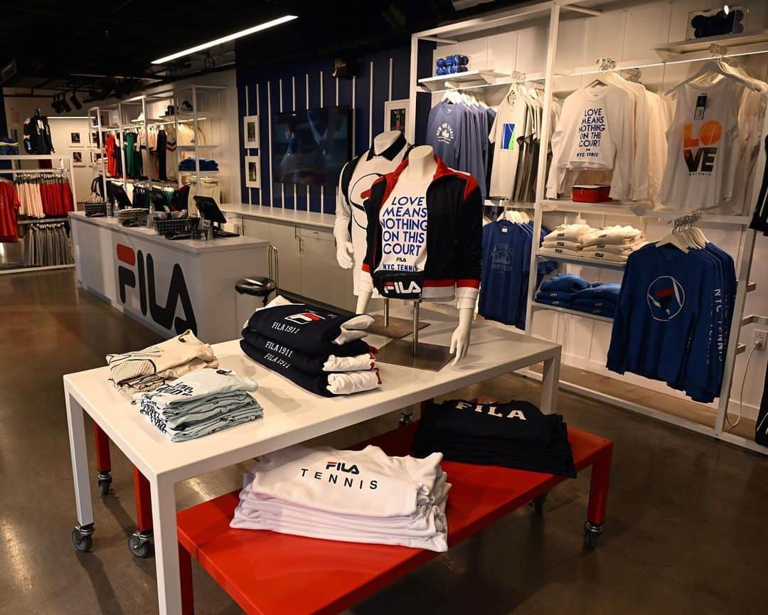 カロリナ・プリスコバのインスタグラム：「In honor of FILA’s 50 years in sport, the FILA tennis pop-up is offering a special limited edition F-Box Collection. Explore it on-site in Flushing Meadows, or online at fila.com  *A ticket is required to access the grounds   #filatennis」