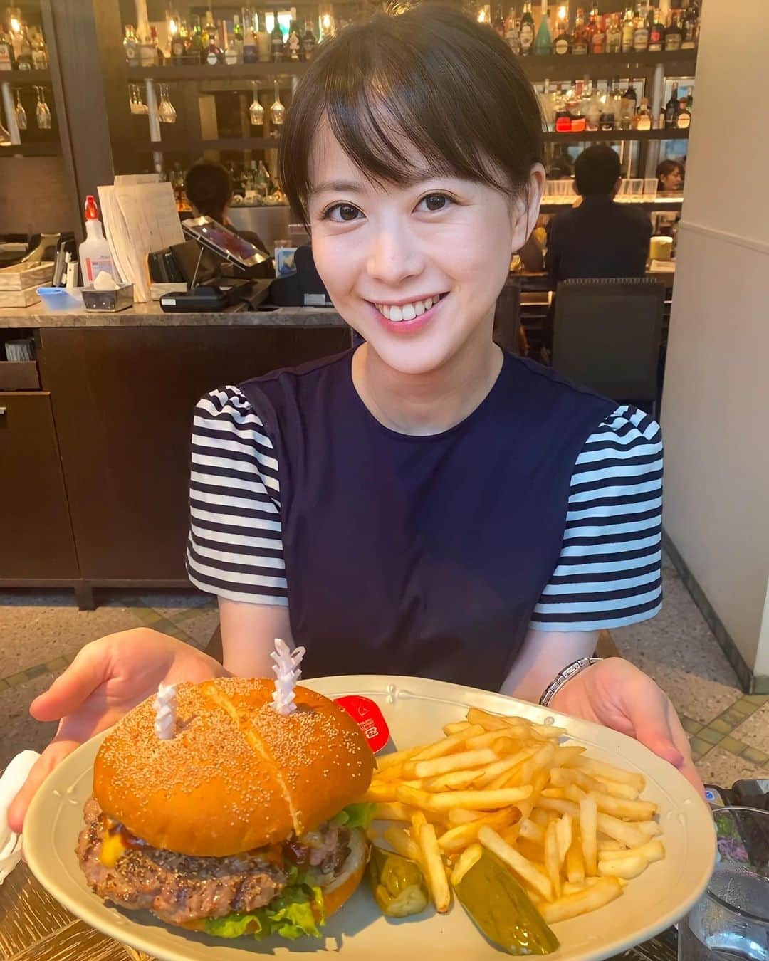 藤本真未のインスタグラム：「* 先日食べたハンバーガー🍔 美味しかった😋❤️ * 今年の夏は暑さを吹き飛ばす名目でよく食べました💪 * #ハンバーガー #🍔 #🍟」