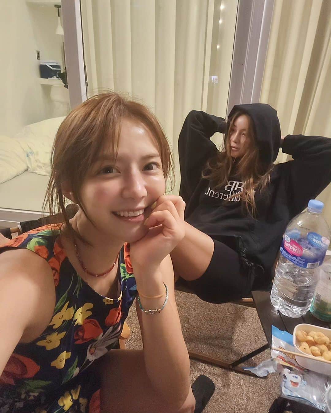 ユ・ハナのインスタグラム：「둘이 있으면 서로 말도 안하고 얼굴도 잘 안쳐다보는 사이   가장 편안한 것에 대한 안도감 그것으로.  사소한 것들을 다 나눌 것 같아도 너무 친해서 더 그러하지않은 사이   각자 집에서 해도 되는 핸드폰게임을 굳이 둘이 붙어서 하려하는 도헌이와 시후같은 뭐 비슷한 마음이려나.   어쩌다  이렇게는 처음인 1박이였는데 애들 재우다 같이 자버리고😭  그래도 여름의 끝자락 좋았쟈나아♡  (feat. 5살 동글이 바이브♡)」