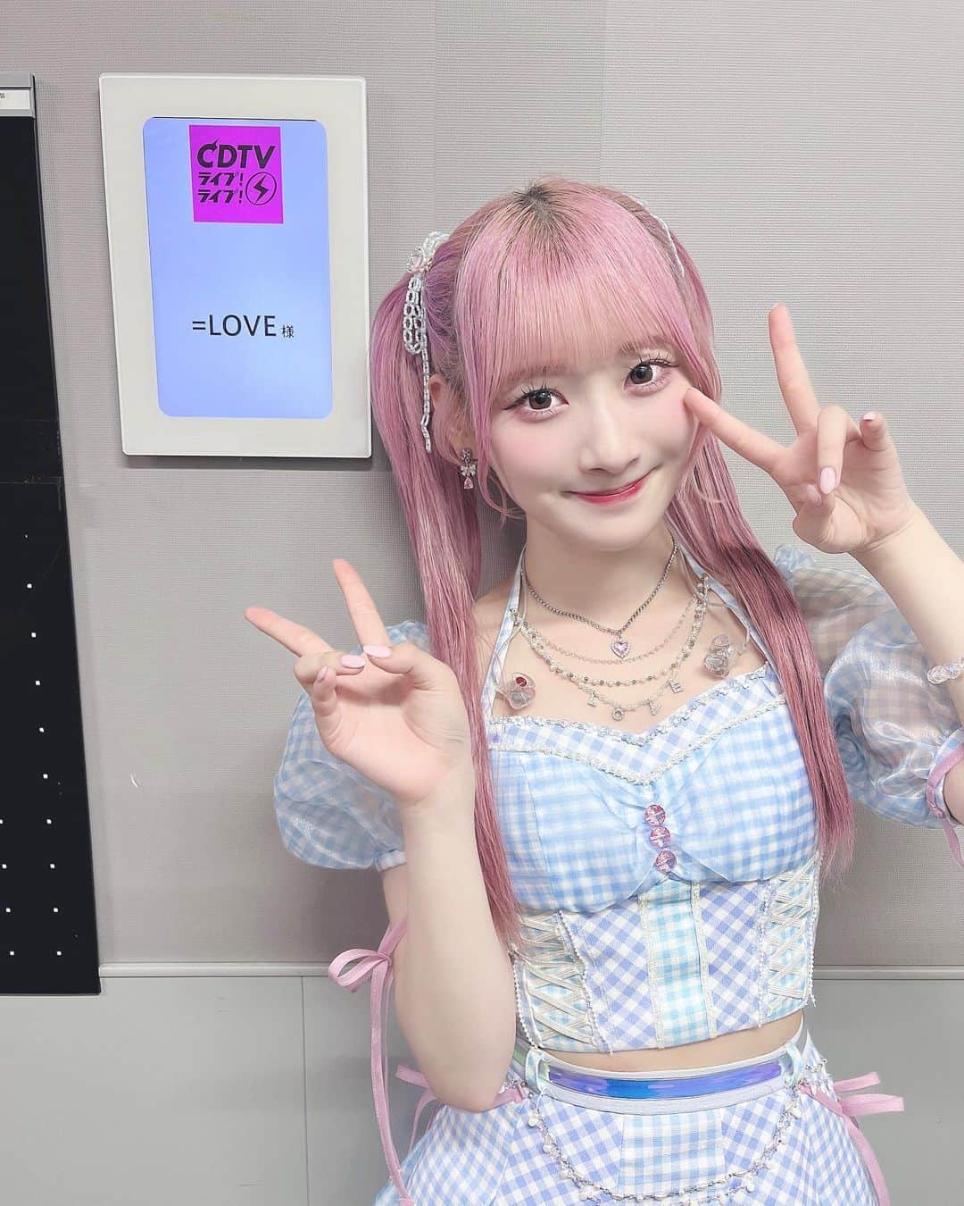 齋藤樹愛羅のインスタグラム：「CDTVライブライブありがとうございました💖    ナツマトペをフルサイズで披露させていただきました🐬🫧‪     本当に夢のような時間でした…(TT)♡ とっても緊張してしまいましたが、楽しみながら頑張ることができました！！✊🏻    たくさん応援してくれて、ありがとう🥰 踊ってる間も、今テレビに映ってるんだ～！みんな見てくれてるかな～って不思議な気持ちでステージに立っていました💫  また出演させていただけますように🫶🏻    写真の時も顔強ばってて全部同じ顔でごめんね(;_;)笑   #イコラブ #cdtvライブライブ」
