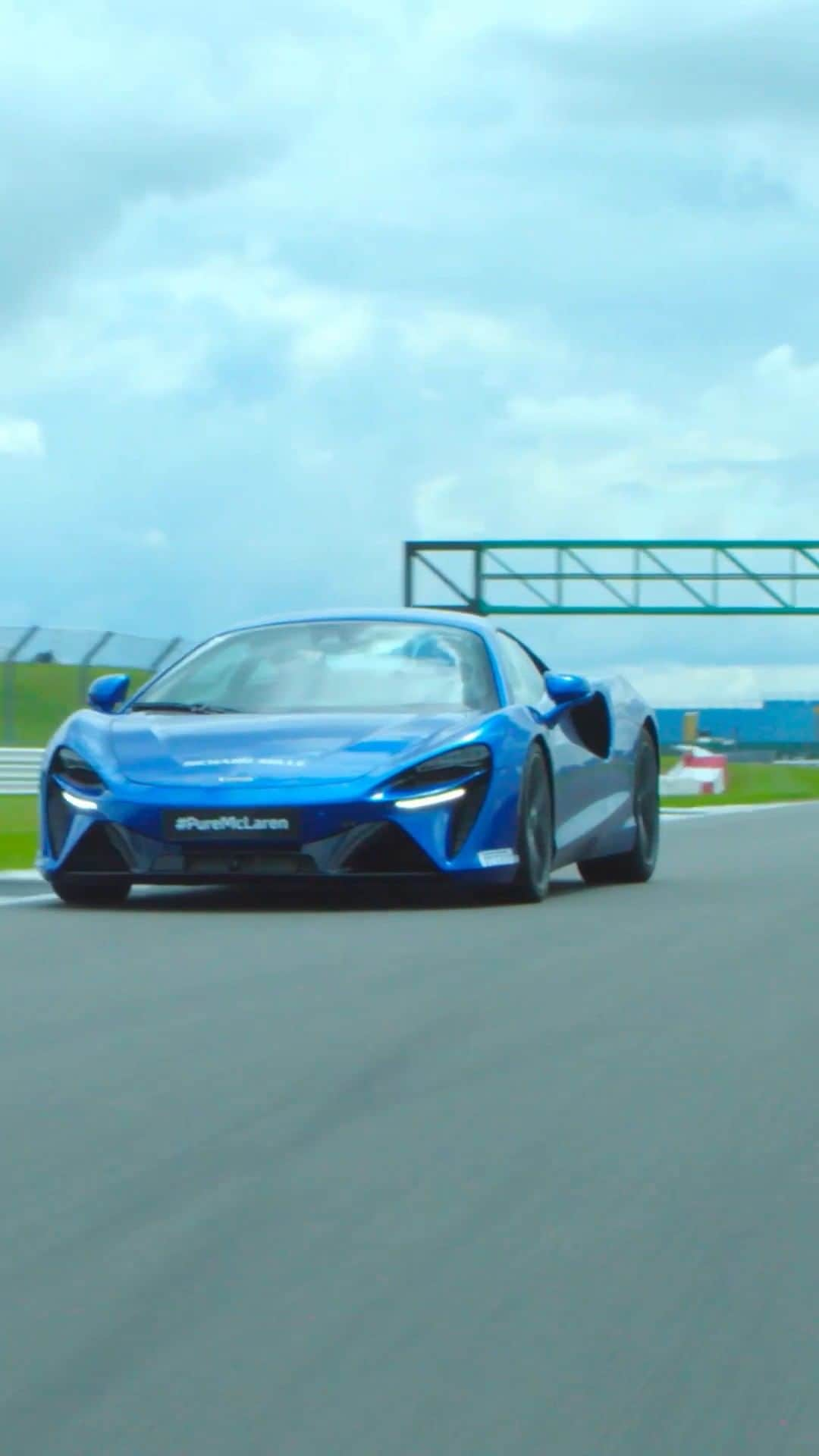 McLaren Automotiveのインスタグラム：「The set-up vs. the shot 🤌 McLaren Artura | 📍 Silverstone.  #McLaren #McLarenAuto #Silverstone」