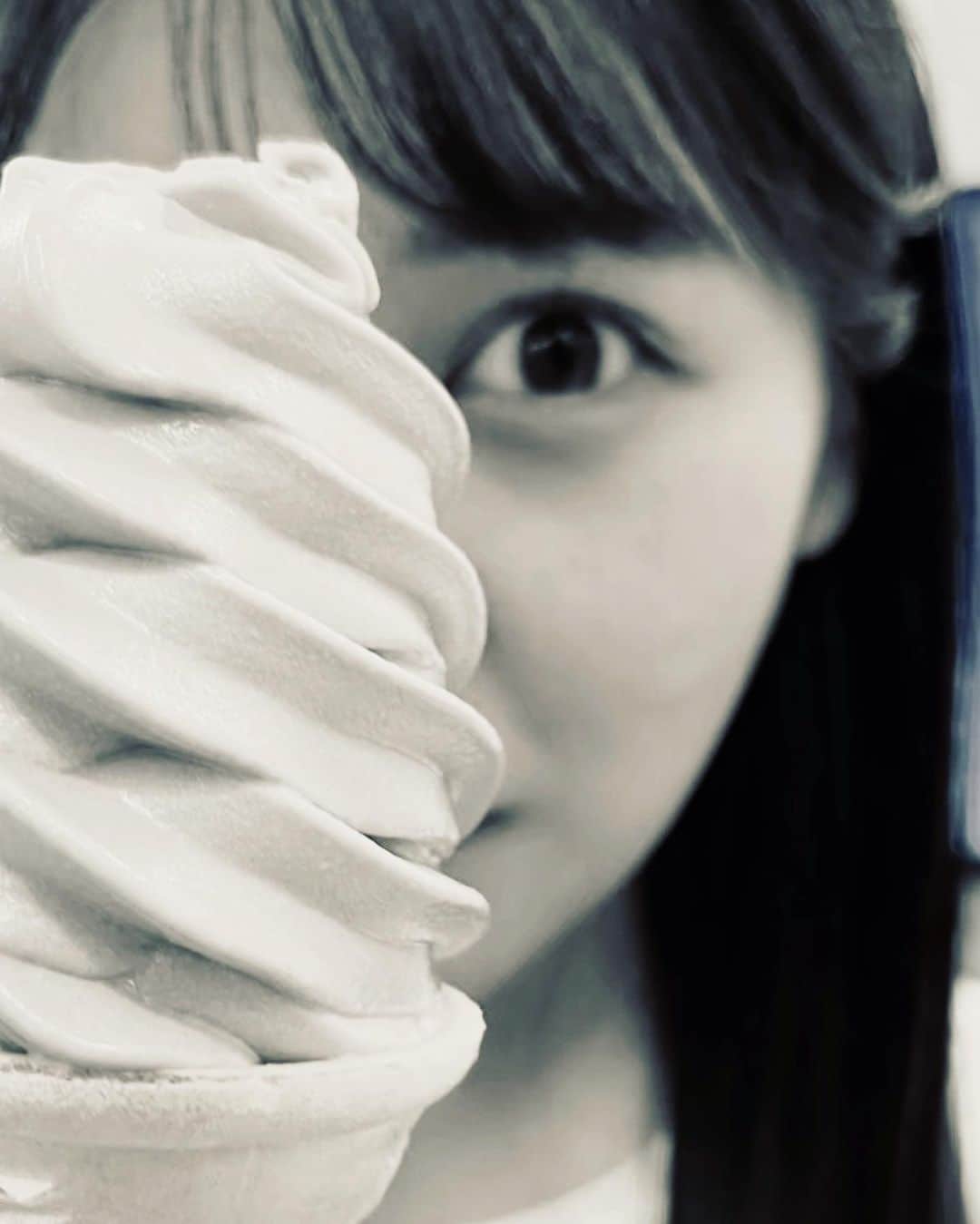 松永有紗さんのインスタグラム写真 - (松永有紗Instagram)「マネージャーです🦭  とある日の、 打ち合わせ中の、 #松永 さん🐥 と、、 何かの味の🍦を食べる松永さん。 あれっ、また食べてる、、？？  #オフショット  #ソフトクリーム  #smile  #photo  #happy」9月4日 23時53分 - arisa_matunaga