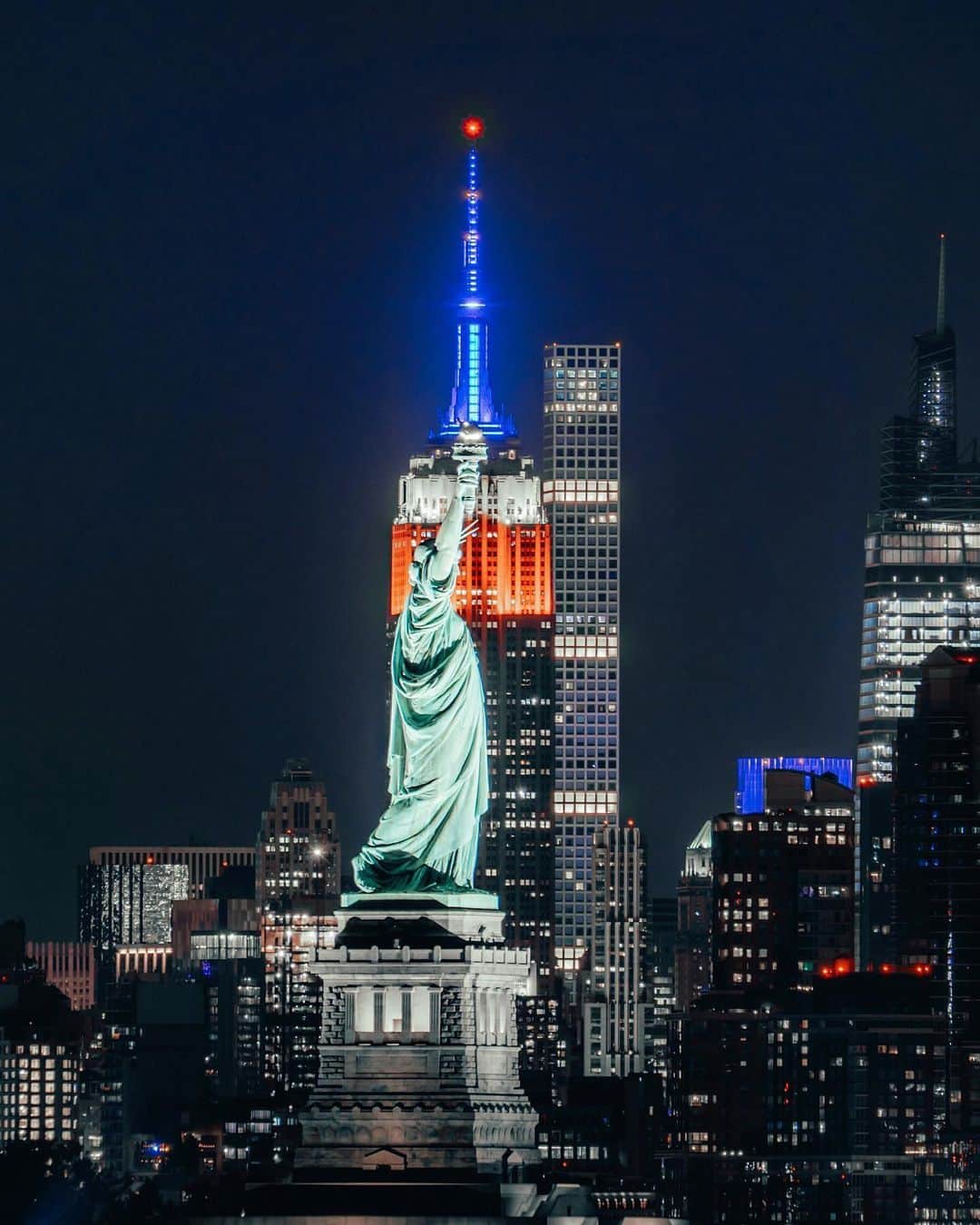 Empire State Buildingのインスタグラム：「Red, white, and blue tonight in honor of Labor Day Weekend    📷: @the_acphotos」