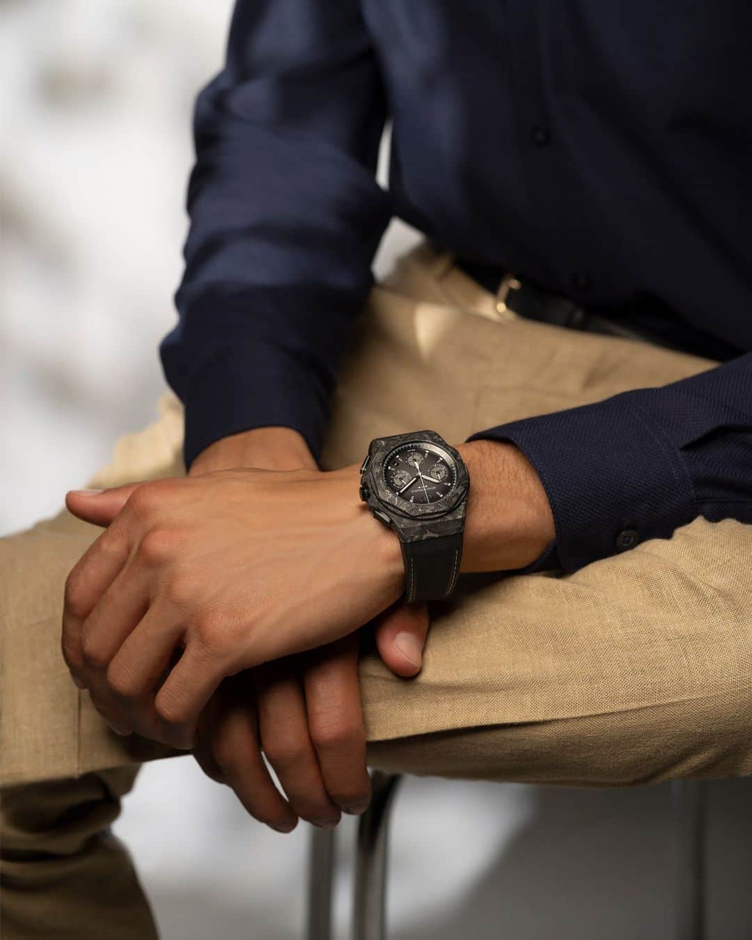のインスタグラム：「The GP3300 caliber boasts almost two days of power reserve and showcases beautiful decorations, made visible through the smokey sapphire crystal caseback of the #LaureatoAbsolute 8Tech: satin finish, straight & circular Côtes de Genève, circular graining, bevelling, engravings, sunray finish, mirror-polishing, snailing. Yes, that's a lot.」