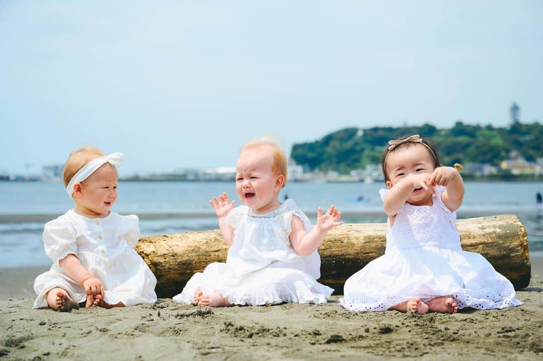 筒井萌子のインスタグラム：「*  　夏の思い出🌻 　初めての海🏖️入ってはないけどねෆ 　それぞれの表情が可愛い👶  ・  　#サイベックス #サイベックスメリオ #baby 　#プレママ #出産準備 #生後3ヶ月 #両親学級　 　#プレママ教室 #baby #令和4年ベビー　 　#第一子 #秋生まれベビー #9月生まれ 　#育児日記 #子育て日記 #令和4年ベビー　 　#出産準備 #出産祝い #親子モデル #赤ちゃんモデル 　#ニューボーンフォト #newbornphotography  　#お食い初め #生後100日 #女の子ベビー 　#離乳食 #離乳食準備 #離乳食準備グッズ 　 #10か月ベビー #10ヶ月女の子 #ピーチベビー 　#フルーツベビー　#フルーツベビーフォト」