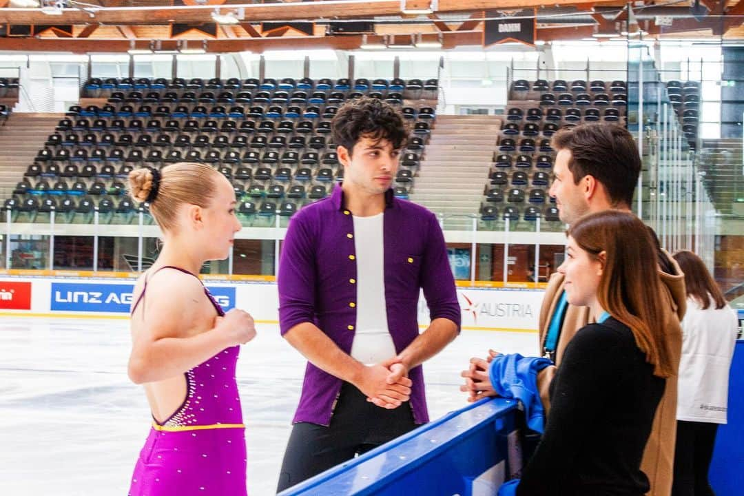 ミリアム・ツィーグラーのインスタグラム：「Hello from the other side 👋🏻  First #jgpfigure as part of the OC and on the boards in the books! Thank you to @skateaustria and the @eisteamsalzburg skaters for the trust and the whole organizing team for this great experience! 🫶🏻  Special shoutout to my favourite paparazzi @textmarkabytm for capturing these memories ❤️」