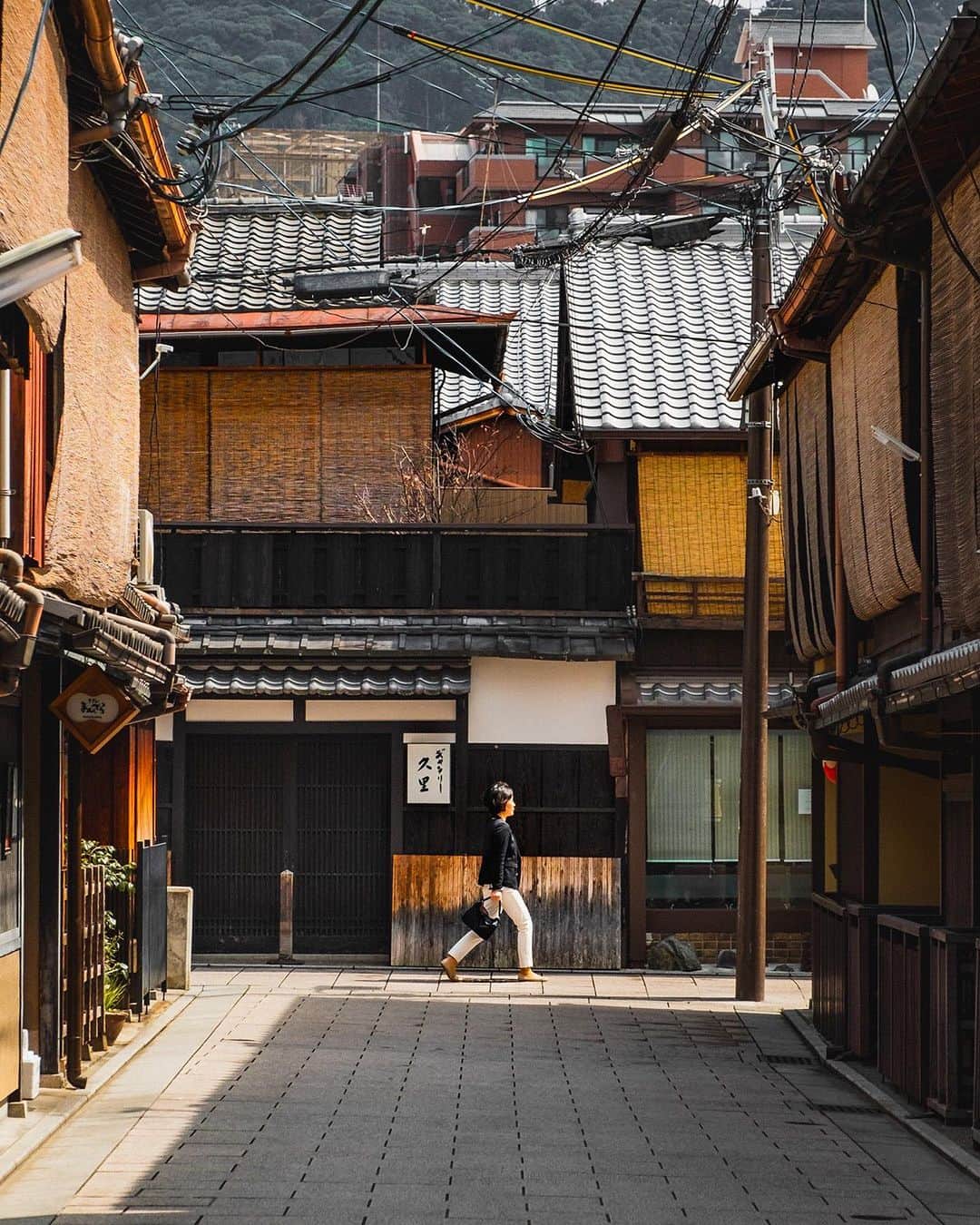 BEAUTIFUL DESTINATIONSさんのインスタグラム写真 - (BEAUTIFUL DESTINATIONSInstagram)「@benrich__ showcases the enchanting beauty of Kyoto, Japan. ✨ From ancient temples to serene bamboo groves and its geisha culture, this city is famed for its preserved traditions and was the capital of Japan for over a thousand years, from 794 to 1868, playing a pivotal role in shaping the country's culture, art and history. 🇯🇵  📽 @benrich__ 📍 Kyoto, Japan」9月5日 0時01分 - beautifuldestinations