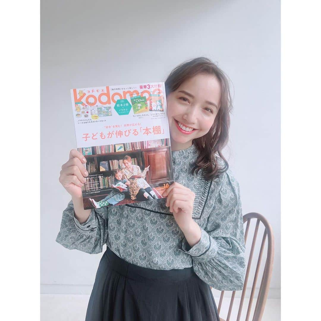 豊田エリーさんのインスタグラム写真 - (豊田エリーInstagram)「📚 @kodomoe 10月号 9月7日発売です！ 特集は【子どもが伸びる「本棚」】 蔵前の洋書絵本がいっぱい置いてある古書店で撮影しました。またあのお店行きたいな。 ぜひお楽しみに♡  そして、今日はその次の、 12月号の撮影！ 今年でkodomoeは10周年を迎えます💐 創刊号からずっとお世話になっている雑誌なので、この10年間の娘の成長と共にたくさんのことが思い出されて、 インタビューを受けながらうるうる。 2ヶ月に一度の撮影が毎回楽しみで楽しみで。 ホームだと感じられる仕事場があることが、なんて幸運なのだろうと噛みしめていました。  お祝いをテーマにした飾り付けで、とても素敵なページになりそうです🥰 こちらもまた発売が近くなったらお知らせしますね！  よーし！ 明日からも『いつぞやは』がんばるぞ！ 18:30開演です。三軒茶屋シアタートラムにて、みなさまのお越しを心よりお待ちしております❤️‍🔥  #kodomoe #covershoot #10thanniversary」9月5日 0時01分 - ellie_toyota