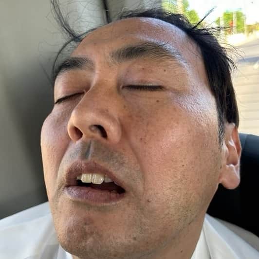 有吉弘行のインスタグラム：「鼻中隔湾曲。 副鼻腔炎。 手術をしましたという話をラジオやインスタで したら、色々な場所で私も悩んでいて、どんな感じですか？と聞かれることがすごく多い。 会ったら教えますので遠慮なく聞いてください。　　　　 　　 ※写真は苦しそうな田中。本文とは無関係。」