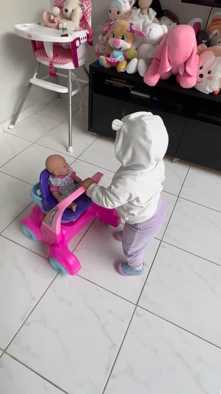 のインスタグラム：「A gente tava só esperando ela andar de vez pra compartilhar esses passinhos com vocês! SIMMMM, PETETÊ ANDOU! 🥹 Agora ninguém mais segura ela… literalmente! 🤣」