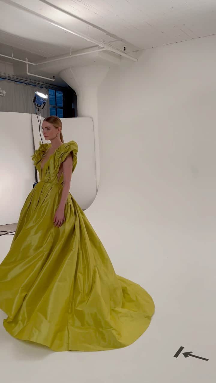 Marchesaのインスタグラム：「Make a statement in the captivating chartreuse ballgown from the Fall 2023 Marchesa collection. Featuring distinctive architectural shoulders and alluring deep V neckline, this gown was made to stand out. #Marchesa #FW23Marchesa」