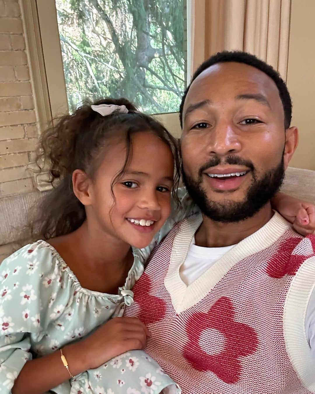ジョン・レジェンドのインスタグラム：「A weekend in the Berkshires before back to school!」
