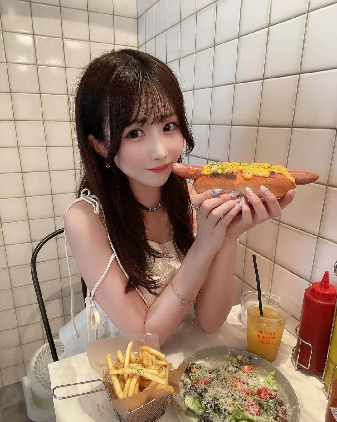 平林萌愛のインスタグラム：「たまにはダイエットおやすみしちゃうーᐢᴗ.ᴗᐢ！ 美味しかった🌭🤍」