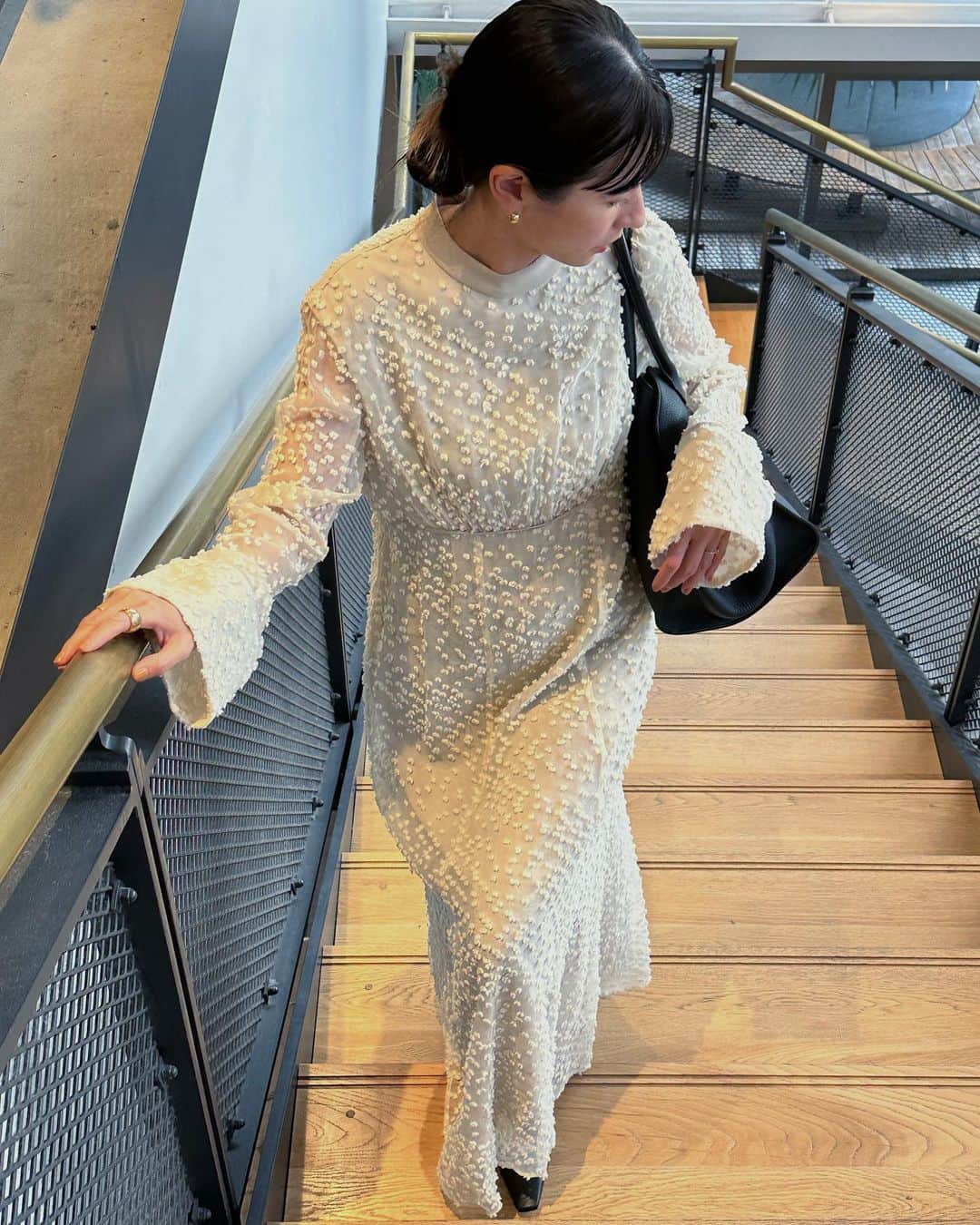松本恵奈のインスタグラム：「会食に行った日のワンピース。 お問い合わせが多かったのでこちらでもご紹介しておきませす◯ 本発売はまだ少し先ですが、 ルミネリニューアルOPENに 先行発売されるアイテムになります◯ SNOW DOT JACQUARD ONE PIECE。  織物産地として歴史のある桐生で作ったドットカットのジャガードワンピース。雪のようにふわふわと立体的なオリジナルのドット柄が、柔らかく女性らしい印象のシリーズアイテムです。CLANEでも人気の高いジャガードシリーズは生地の美しさはもちろん、着た時のシルエットにも拘って作りました。  普段着からオケージョンシーンにもとてもオススメな一枚です。 是非お楽しみに！  #新宿ルミネ #リニューアル #open #先行発売 #オケージョン」