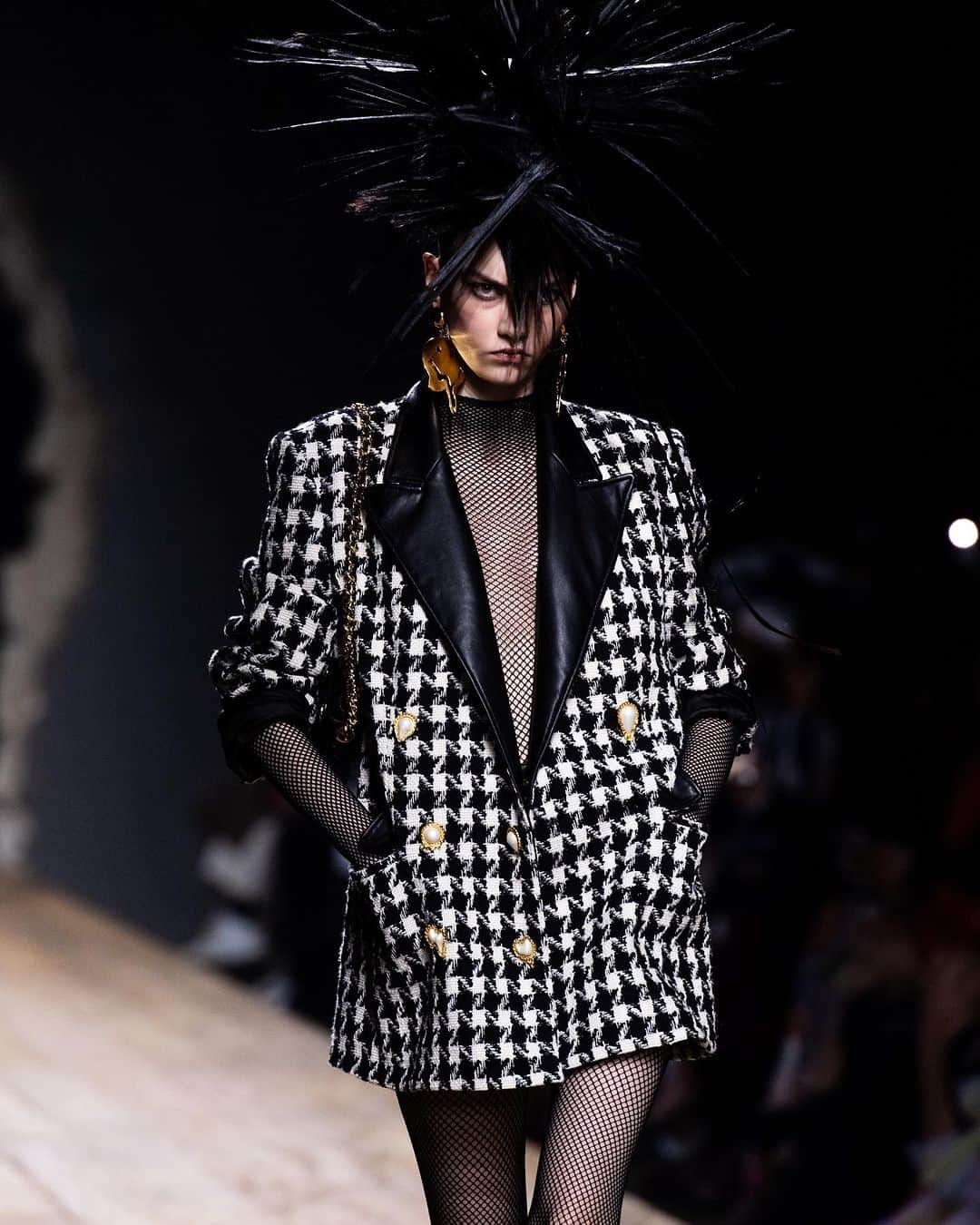 Moschinoさんのインスタグラム写真 - (MoschinoInstagram)「Cropped houndstooth suits, distorted accessories, and spikes, lots of spikes. Explore the latest pieces, as seen in our #MoschinoFW23 show.   See all this season’s looks at the link in our bio.   #Moschino #MoschinoRunway」9月5日 0時14分 - moschino