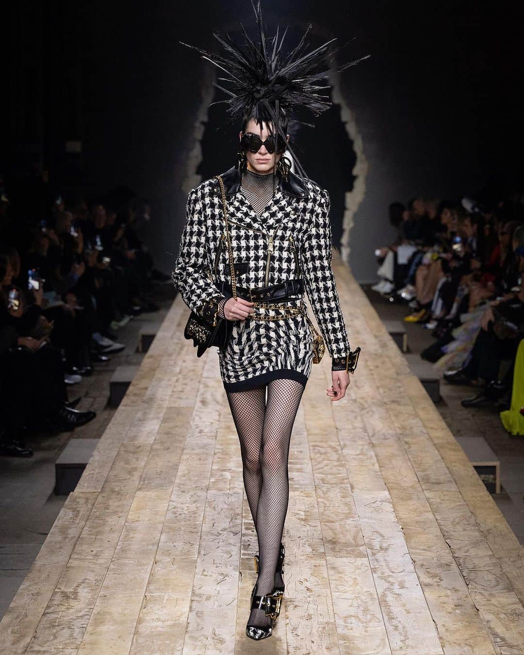 Moschinoのインスタグラム：「Cropped houndstooth suits, distorted accessories, and spikes, lots of spikes. Explore the latest pieces, as seen in our #MoschinoFW23 show.   See all this season’s looks at the link in our bio.   #Moschino #MoschinoRunway」
