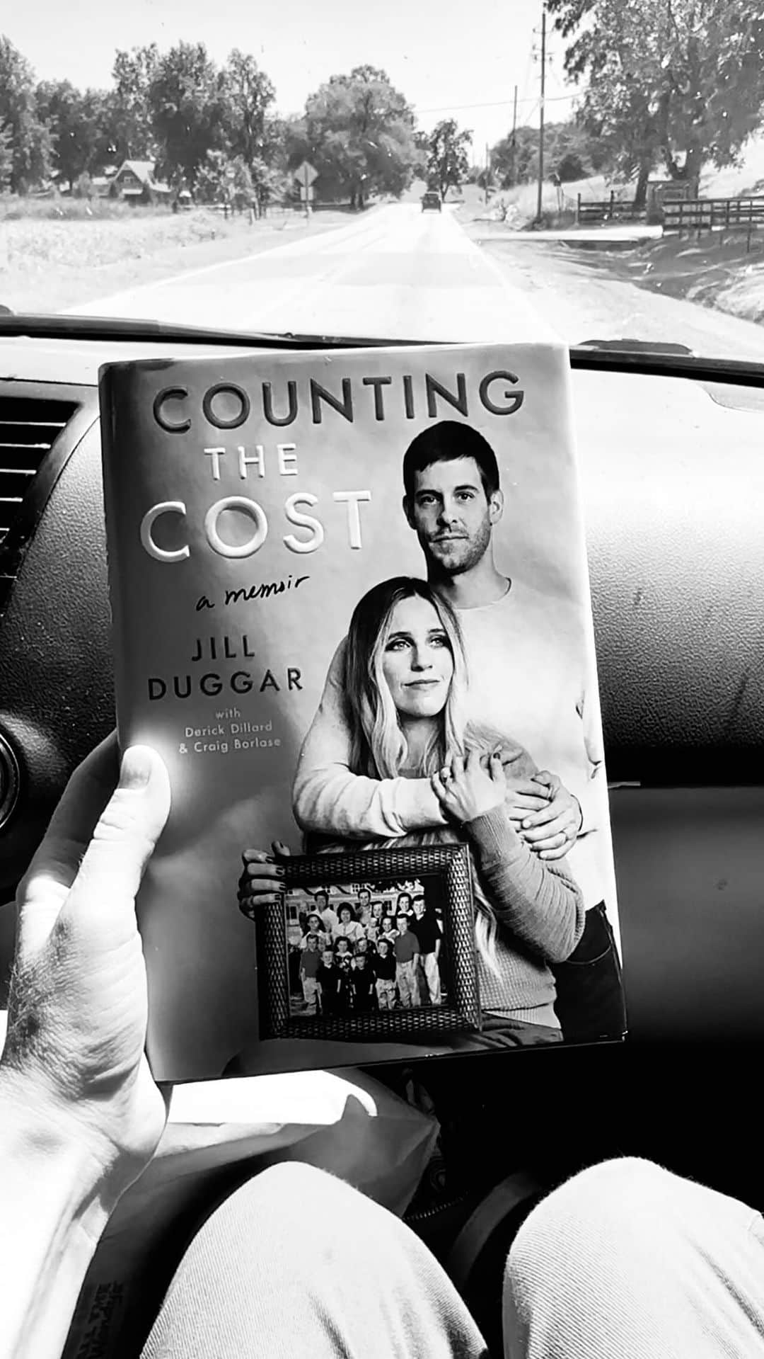 デリック・ディラードのインスタグラム：「📚Releasing next week…9/12/2023: COUNTING THE COST   ⬆️ See link in my bio to pre-order now or go here: https://bit.ly/countingthecostbook  🎙️Audiobook also available 9/12/2023. ⬆️ Pre-order now at link in my bio or here: https://bit.ly/3qCP5Ct  @gallerybooks @simon.audio @derickdillard @jillmdillard @craig.borlase #countingthecost」