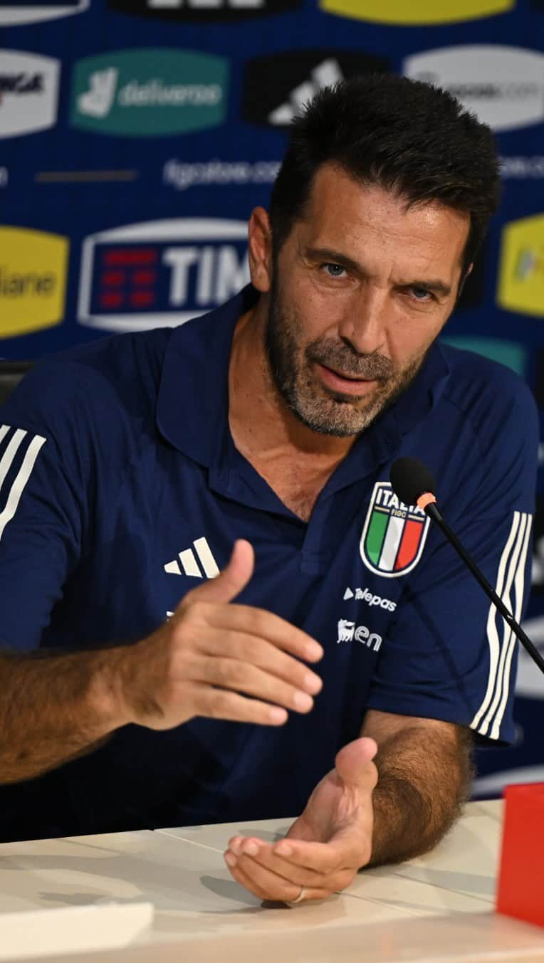 ジャンルイジ・ブッフォンのインスタグラム：「🎙️🎙️🎙️  La conferenza stampa di Gianluigi #Buffon 💙🇮🇹  #Nazionale #Azzurri #VivoAzzurro」