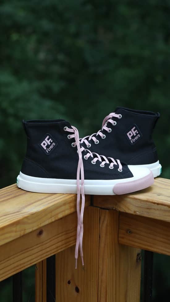PFフライヤーズのインスタグラム：「The eye-catching pop of color on the toe bumper, laces, and logos add a dose of modern style to this classic style.」