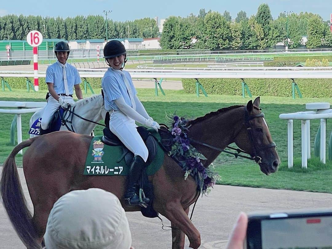 湯浅知里のインスタグラム：「♡♡ . . マイネルレーニアがこの夏で 誘導馬としての役割を終えました🏇🎓✨ . たくさんの人から愛されていたレーニアちゃん🥺 本当にお疲れ様でした👏 . . マイネルレーニアとの出会いは2019年🌟サマー競馬NEXTのロケです。懐かしいなぁ。良いロケだったな。 . ありがとうレーニア！ 君のおかげで乗馬に興味を持ち、誘導馬のファンになりました😉 . 元気でね😌✨ . #マイネルレーニア #マイネルレーニア大好き」