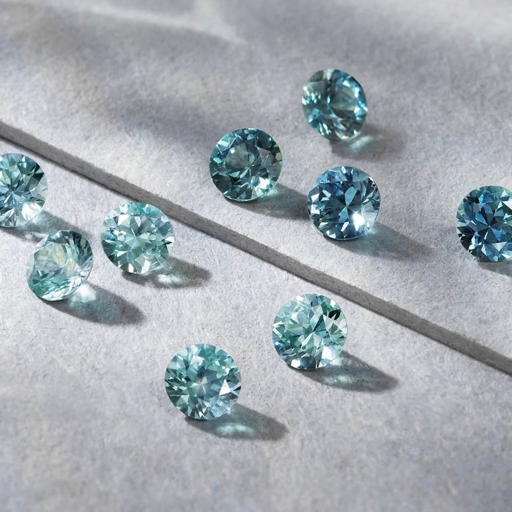 ビズーさんのインスタグラム写真 - (ビズーInstagram)「【New Item】Montana Sapphire Collection  多彩なサファイアの中で、求めても見つからない色の一つ 「モンタナサファイア」。  ひとつの結晶の中に、幾重ものブルーが滲んで溶け合うようなニュアンスカラー。この奥行きのある独特な青は、同じ鉱山から様々な色のサファイアが産出されることで知られる、アメリカ・モンタナ州のサファイアならではの色彩です。  美しいニュアンスカラーと大きさがそろったルースに出会えることはバイヤーでも並大抵のことではありません。通常、モンタナサファイアは、灰色がかった色味が一般的。限られたロットの中から、一石一石色や品質をチェックし、美しい2種類のブルーをご用意いたしました。  湖底を思わせる「ディープブルー」と、神秘的なほど瑞々しい「アイスブルー」。希少なルースの中から、心に響くブルーをお選びください。  モンタナサファイア(ブルー)×ダイヤモンド  K18/PTリング・リュシル  — #BIZOUX  #ビズー #多彩な天然石 #モンタナサファイア」9月5日 0時29分 - bizoux_jewelry