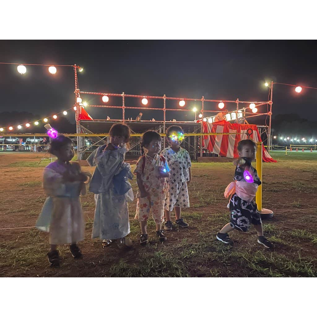 山田真以さんのインスタグラム写真 - (山田真以Instagram)「2023夏の思い出👒  今年はたくさんお祭りに行きました✨ ①日進七夕祭り 猿まわしに釘付けの子どもたち🐒 ②大和田花火大会🎆 友だちパパたちが場所取りしてくれて大迫力の1時間✨ ③千葉の地域のお祭り 50円とか100円でヨーヨーすくいや輪投げ、射的など出来て、焼きそばや焼き鳥などの出店も安くて最高だった🥹💗 姪っ子たちと行けて嬉しそうな娘。 ④大宮駐屯地の花火大会 平日だったけれど大賑わい✨ お友だちにもたくさん会えて、夏の締めくくりになりました😌❣️ ⑤英語のスクールのお祭り お母さんたちが手作りで頑張ってくれた習い事のお祭り。 数十円でゲームが出来たのが嬉しかった様子☺️  盆踊りやよさこいを見ると踊るの！と前へ行く娘。 お祭りでチョコバナナにハマった娘。 花火はまだちょっと怖い娘。 3歳の夏のお祭りは思い出が盛りだくさんになりました🌻👗💗 #2023夏の思い出#2023summer#夏の思い出#お祭り#祭り」9月5日 0時31分 - maaai.yamada