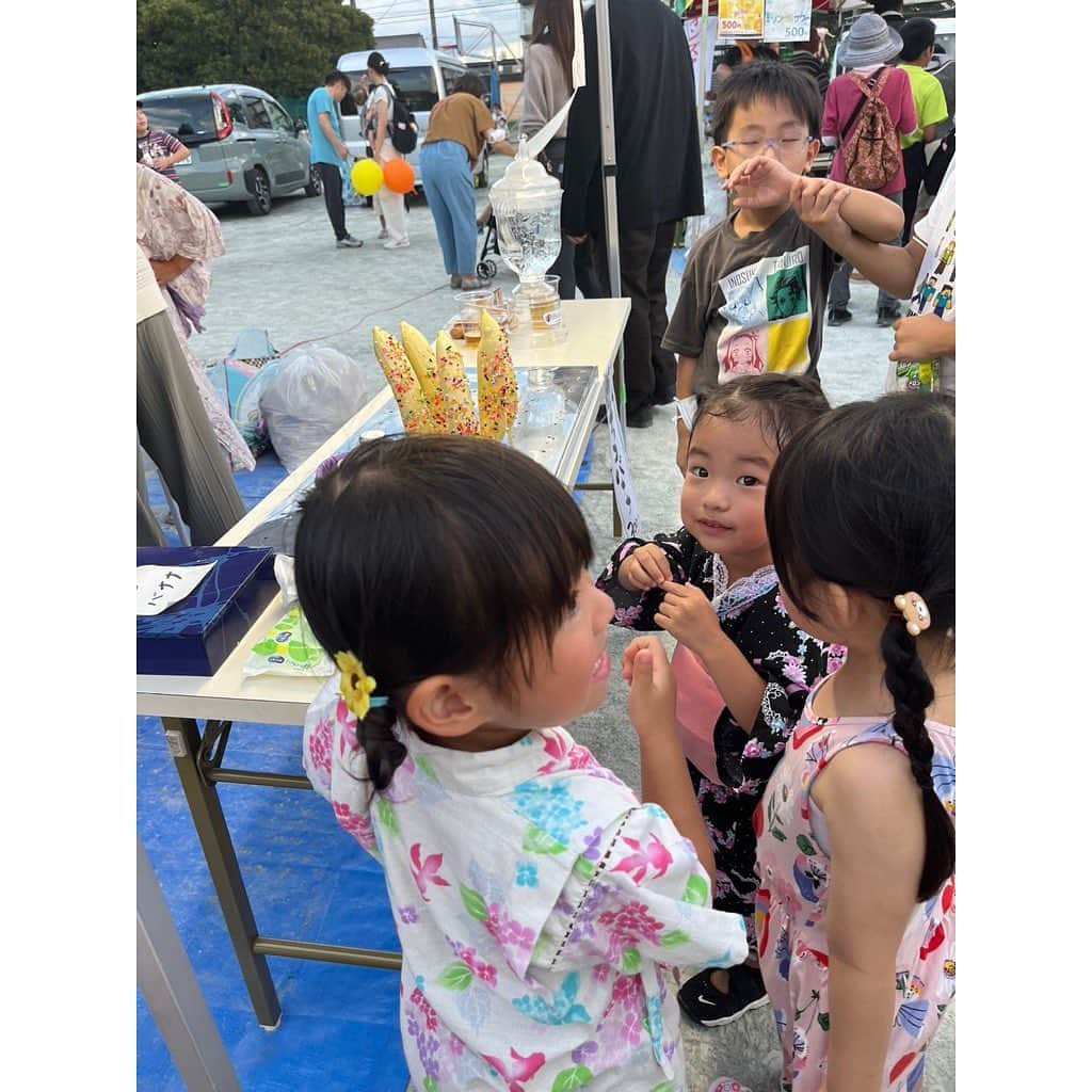 山田真以さんのインスタグラム写真 - (山田真以Instagram)「2023夏の思い出👒  今年はたくさんお祭りに行きました✨ ①日進七夕祭り 猿まわしに釘付けの子どもたち🐒 ②大和田花火大会🎆 友だちパパたちが場所取りしてくれて大迫力の1時間✨ ③千葉の地域のお祭り 50円とか100円でヨーヨーすくいや輪投げ、射的など出来て、焼きそばや焼き鳥などの出店も安くて最高だった🥹💗 姪っ子たちと行けて嬉しそうな娘。 ④大宮駐屯地の花火大会 平日だったけれど大賑わい✨ お友だちにもたくさん会えて、夏の締めくくりになりました😌❣️ ⑤英語のスクールのお祭り お母さんたちが手作りで頑張ってくれた習い事のお祭り。 数十円でゲームが出来たのが嬉しかった様子☺️  盆踊りやよさこいを見ると踊るの！と前へ行く娘。 お祭りでチョコバナナにハマった娘。 花火はまだちょっと怖い娘。 3歳の夏のお祭りは思い出が盛りだくさんになりました🌻👗💗 #2023夏の思い出#2023summer#夏の思い出#お祭り#祭り」9月5日 0時31分 - maaai.yamada