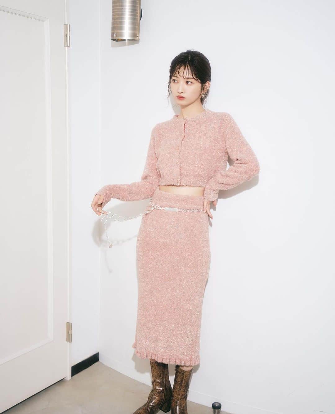 のインスタグラム：「- ONLINE STORE  LIMITED ITEMS -  秋コレクションの人気アイテムから 気分上がる華やかな オンラインストア限定カラーが登場！  トレンドのラメニットを女性らしいセットアップに。 限定カラーはフェミニンなピーチピンクをセレクト。  #lilybrown #リリーブラウン #vintage #vintagefeature #オンライン限定 #EC限定 #限定カラー」