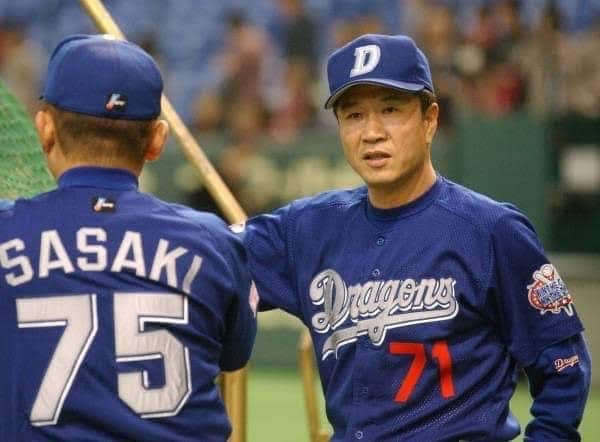 大谷ノブ彦さんのインスタグラム写真 - (大谷ノブ彦Instagram)「ドトークという ドラゴンズについて 語るトークライブを やってます  元々有料の トークライブやることで ラジオ番組の制作費を少しでも 増やそうとはじめました  この ドトークが 本当に面白いのです 野球の見方が劇的に変わります  野球詳しくなくても 面白いなと思います  プロ野球OBの方の 視点、見解、批評 僕らは本当に 一方向でしか 見てなかったんだなと 思い知らされます  ドラゴンズって本当にいろいろあるんです  勝ち負けなら 過去一負けそうな感じの弱さです ネット上では立浪監督バッシングが すごいです ただお客様は増えてるんです 若手も成長しています チームが劇的に変わる瞬間です  そのとき どう応援するのか  こちら側に問いかけられてます  僕はネットで シコシコ叩きまくる人と スタンドで応援する人たちに 大きな隔たりを感じます  ただ立浪采配に問題がないなかと 言えばそれも違うような気がします  いろんな角度でお話聞きたいです  山田久志さんをドラゴンズに引っ張ってきたのは星野仙一さんです  星野さんが最も可愛いがったのが立浪さんです  だからこそ 山田久志さんは この立浪ドラゴンズを 応援すると 断言しました  話しを聞いてみたいです  今回も相当面白いと 思います  #CBCラジオ #ドラ魂キング   presents 第二十七回 #ドトーク  9/11(月)19:00 CBC1スタホールで有観客＆配信で開催っす  出演は #若狭敬一さん #山田久志 さん！ 私　#大谷ノブ彦　です 今の #ドラゴンズ について喋りつくします  有観客チケット 売り切れました 配信チケット販売中です  https://radichubu.jp/info/contents/id=49157」9月5日 0時42分 - dnjbig