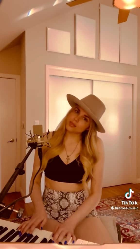 ビリー・レイ・サイラスのインスタグラム：「You are an AMAZINGLY talented singer-songwriter @FIREROSE!! I’m sooooo proud of you!!!! 🎵🎹❤️‍🔥🌹」