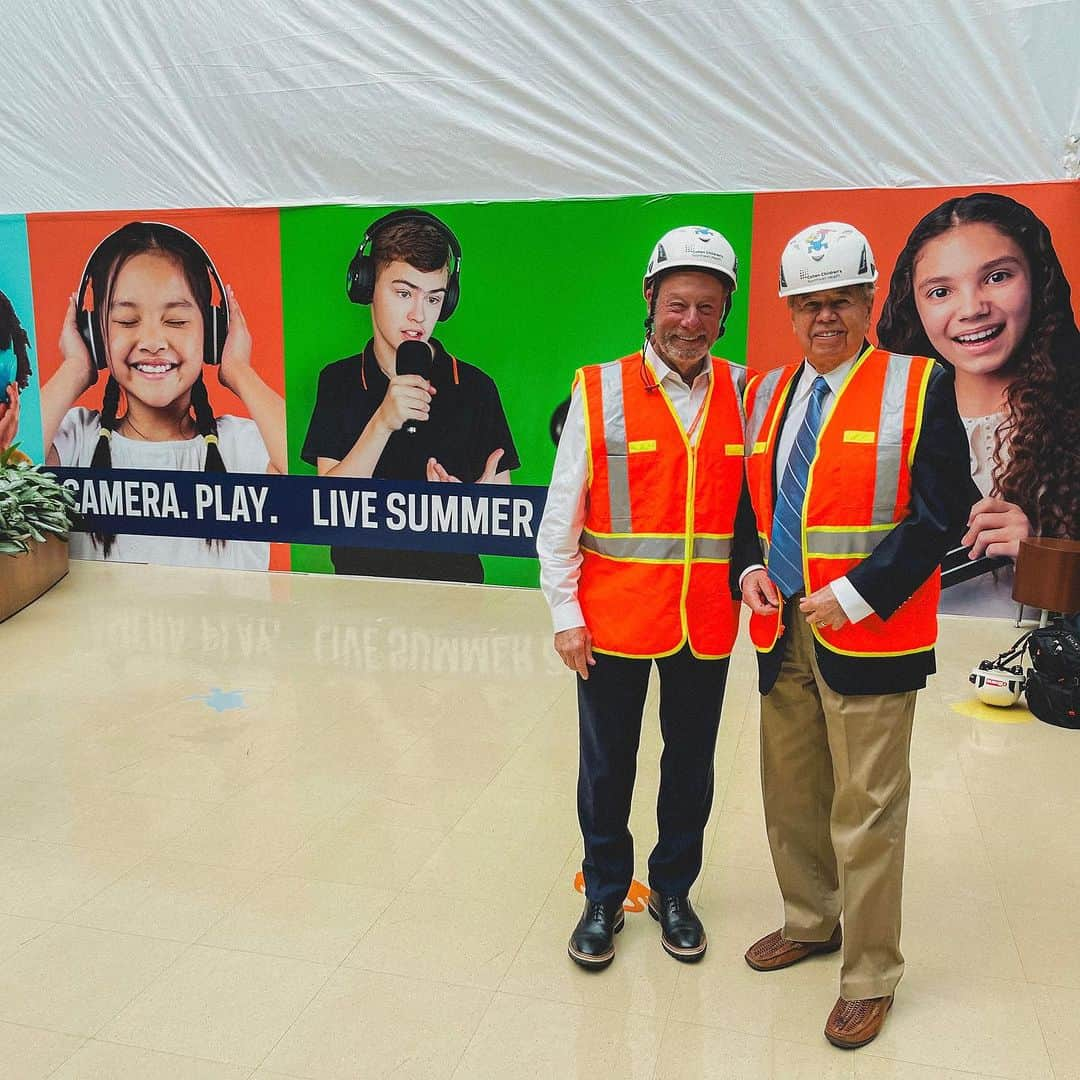 ライアン・シークレストさんのインスタグラム写真 - (ライアン・シークレストInstagram)「Hope everyone’s been enjoying the long weekend. The family took a nice break after working hard to open our next Seacrest Studios in Queens at @cohen_childrens this month. Thank you to everyone that’s been diligent in getting this next studio up & running, and happy #LaborDay!」9月5日 0時47分 - ryanseacrest