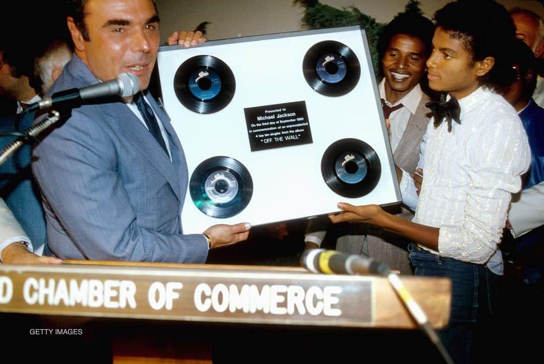 マイケル・ジャクソンのインスタグラム：「With his 'Off The Wall' album, Michael Jackson became the first solo artist to have 4 singles from the same album reach the Top 10 of the Billboard Hot 100. This week in 1980, the Hollywood Chamber of Commerce recognized Michael for the achievement.」