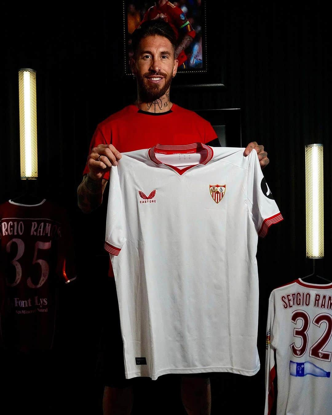 UEFAチャンピオンズリーグさんのインスタグラム写真 - (UEFAチャンピオンズリーグInstagram)「4️⃣ ⚪️🔴  #WeareSevilla #NuncaTeRindas #welcome #sergioramos #home #sevillafc #sevilla」9月5日 1時01分 - championsleague