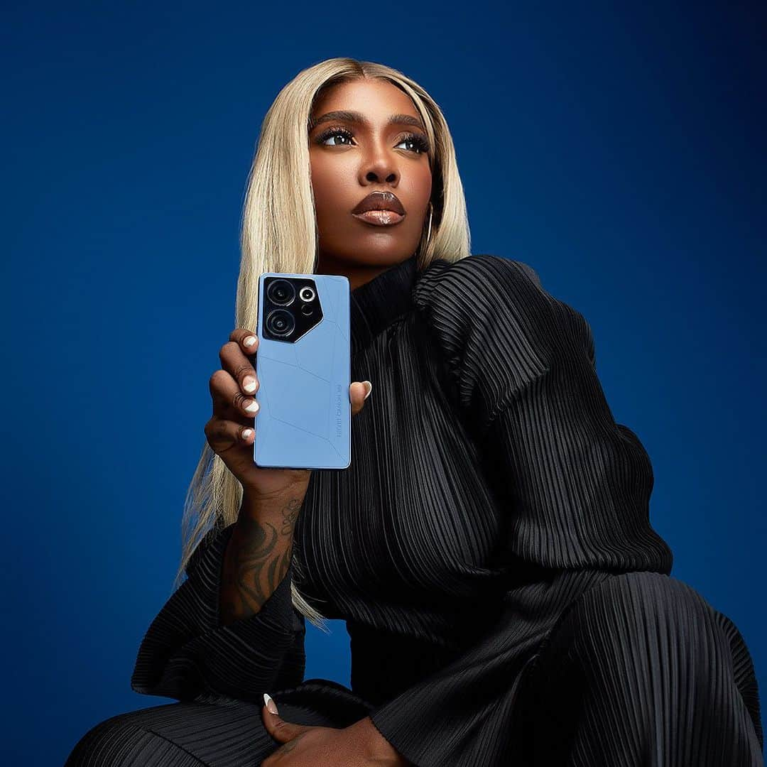 ティワ・サヴェージのインスタグラム：「Not ‘gon hide this, the CAMON 20 Premier 5G is the true holy grail of innovation and elegance.  #CAMON20Series  #TECNOxTiwaSavage」