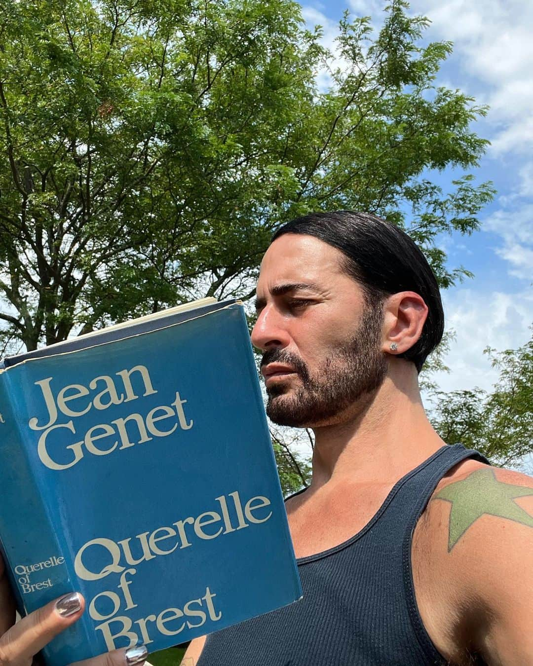 マーク・ジェイコブスのインスタグラム：「the reading hour  new hair. new book. new day.  #jeanjeannie #eachmankillsthethingheloves #readingisfundamental  #booklove #perfectday #gratefulnothateful」