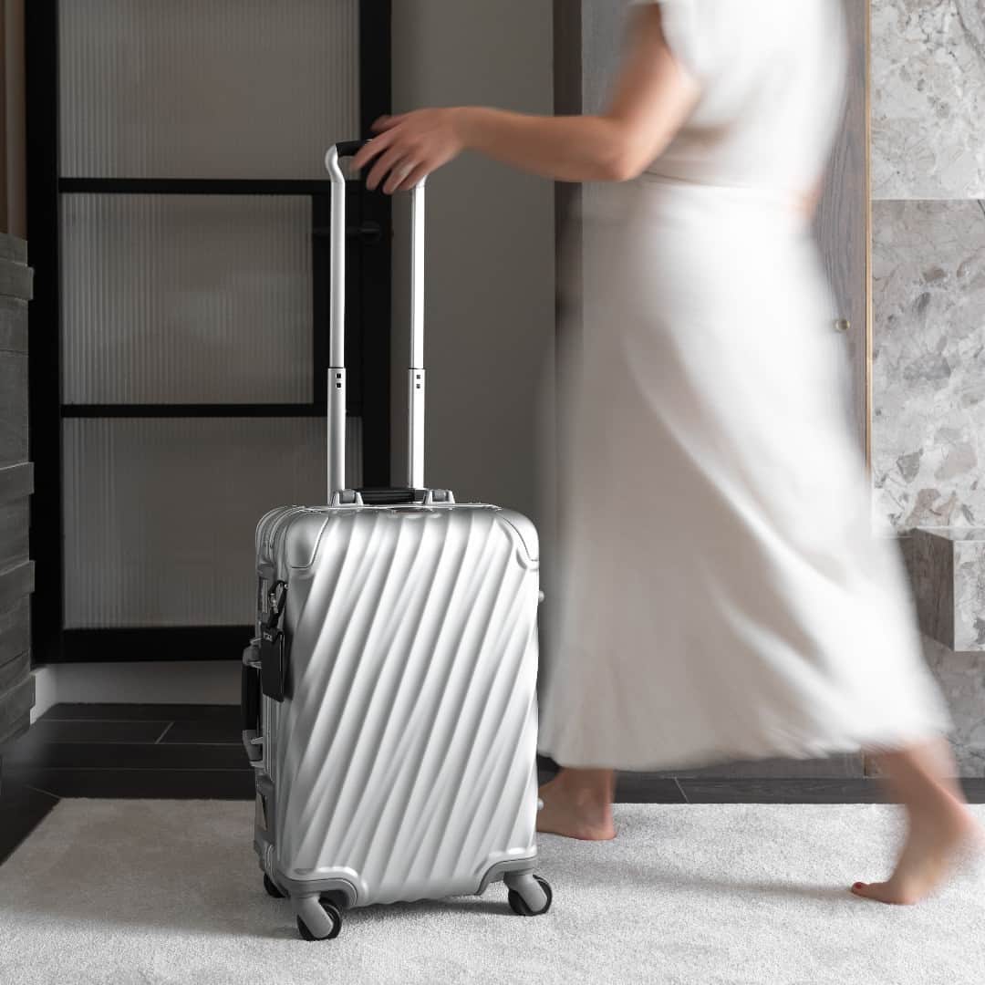 トゥミのインスタグラム：「A marriage should be 2 things: long-lasting and ready for adventure. This wedding season, set your favorite couple up for their best adventure yet with the perfect gift – our iconic 19 Degree Aluminum collection.  #TUMI」