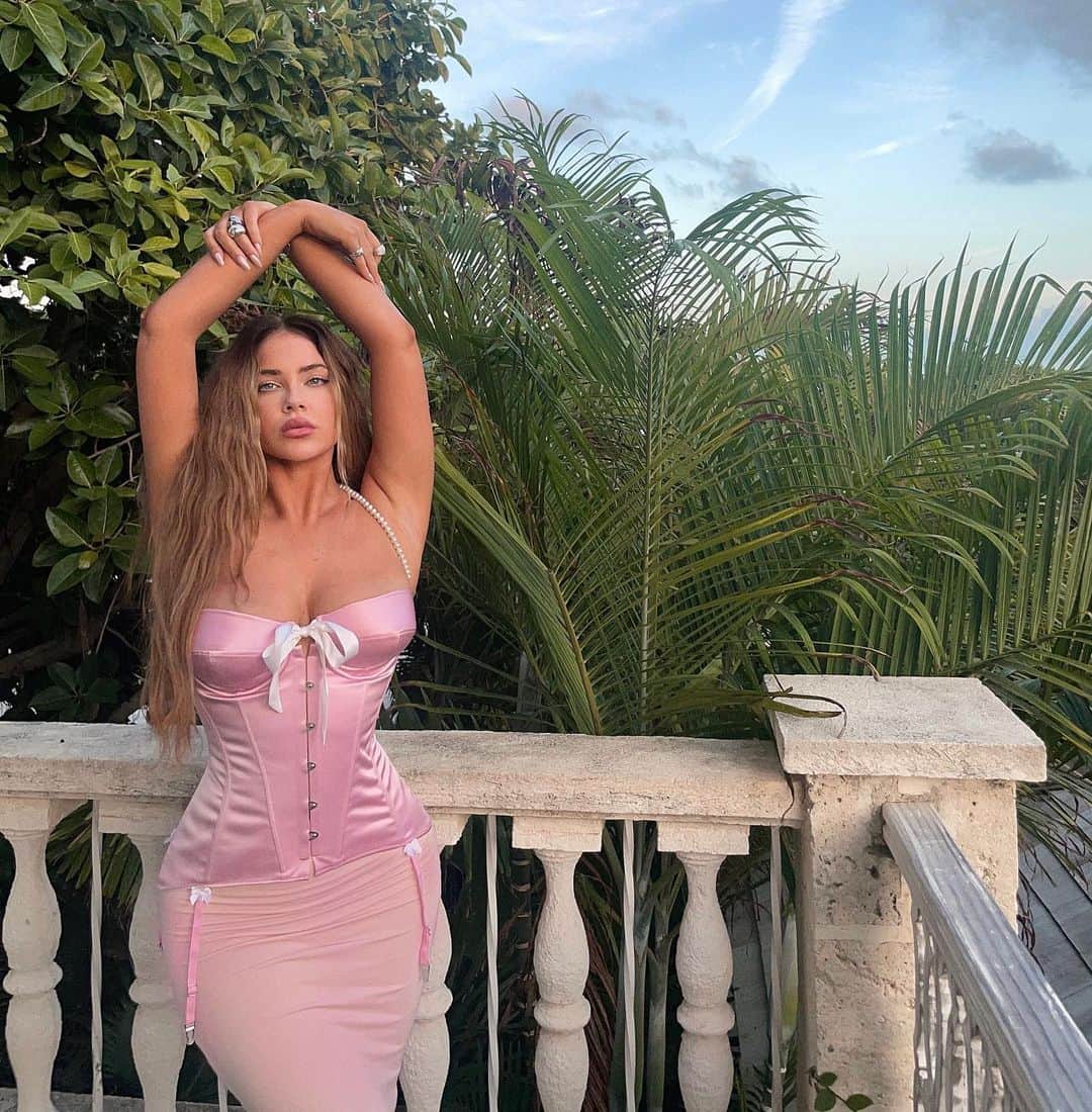 のインスタグラム：「Island life @scarlettgasque 💞🤍🌊 in love with my corset ✨ ad」