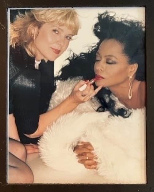 LOVE MAGAZINEのインスタグラム：「In the calm before September’s fashion storm, we’re looking back at some of the most iconic moments from legendary makeup artist @sandylinter’s career.  The Brooklyn-born makeup artist started her career in 1969, and was quickly working on high-profile editorials with photographers such as Irving Penn, Helmut Newton, and Arthur Elgort while also becoming a fixture at Studio 54. And by the ’80s, she was regularly painting the faces of supermodels Iman, Cindy Crawford, and Patti Hansen for major campaigns and in the pages of Vogue. And at 75, she’s still going strong.  In this 1992 photo by Albert Watson (@albertwatsonphotography), Linter gently touches up Diana Ross’s lipstick. Swipe for one of the final images from the shoot.」