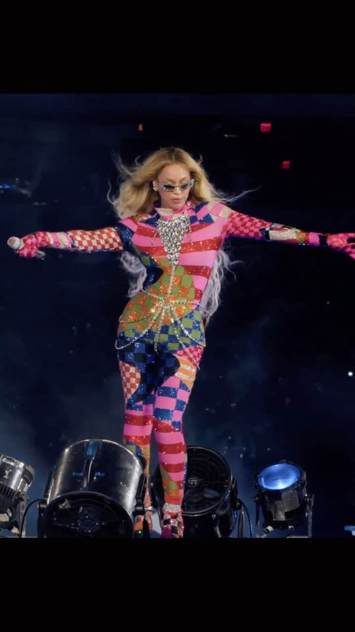 エミリオプッチのインスタグラム：「@beyonce wears a Pucci custom design by @camillemiceli for her Renaissance World Tour performance in Inglewood, Los Angeles on September 2nd.  Stylist : @shionat   #Pucci #Beyoncé #renaissanceworldtour」