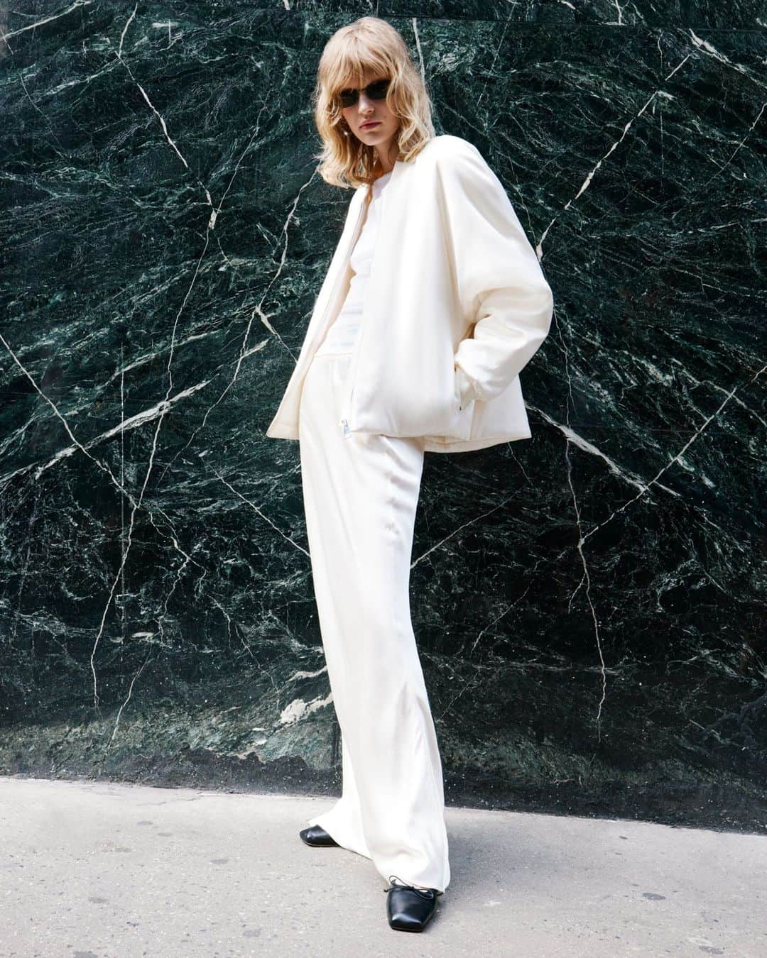 MANGOのインスタグラム：「This season comes with a totally revamped back-to-the-routine look 🔎 Discover it in our new premium Selection collection, in selected stores and at mango.com. ⁣ Jacket: 57006024 ⁣ Skirt: 57046016 ⁣ Shoes: 57096026 ⁣ Sunglasses: 57012509 ⁣ #MangoWoman」
