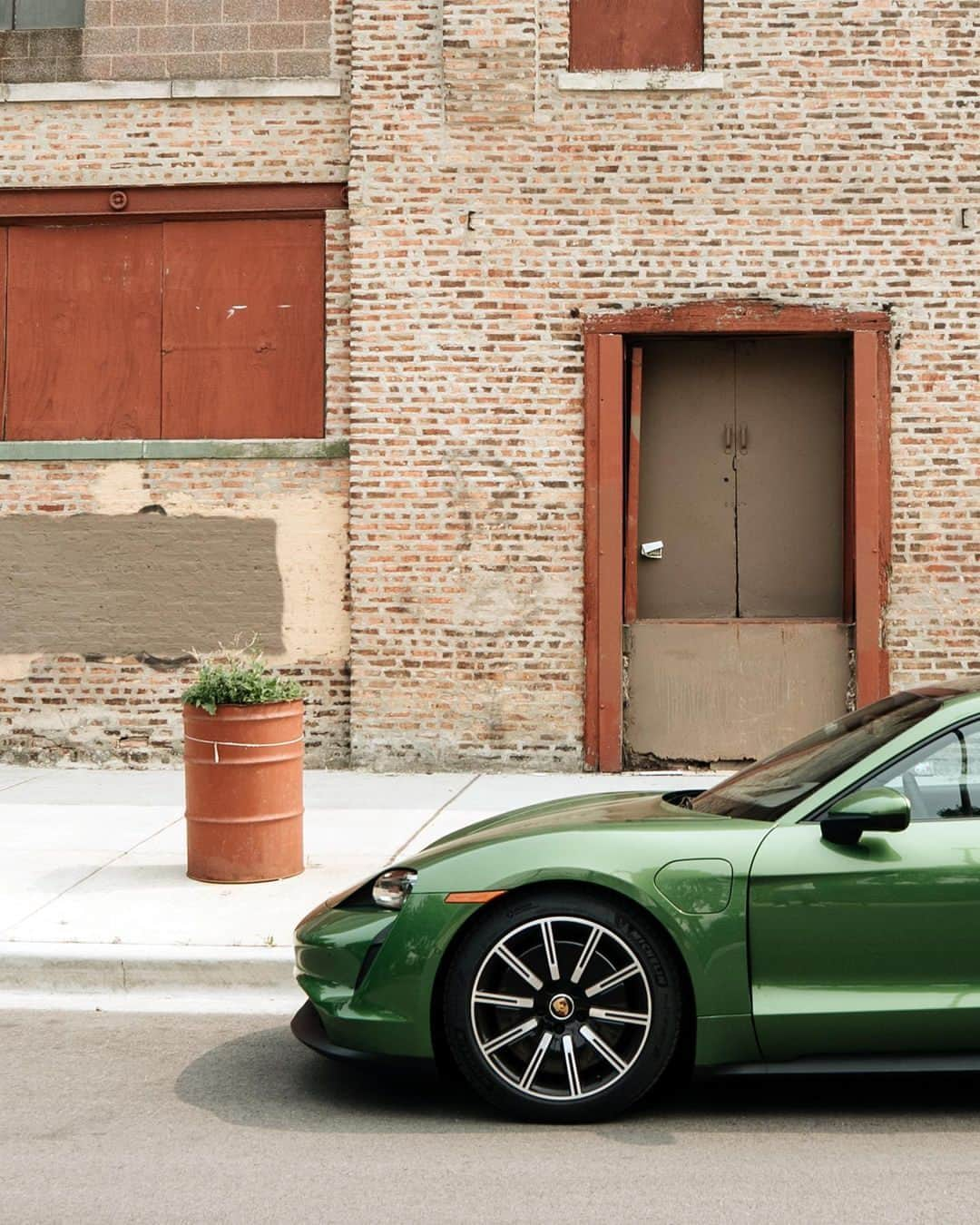 Porscheさんのインスタグラム写真 - (PorscheInstagram)「The grass is always greener on the Taycan side. 💚  📸 @andrew_ftw #PorscheMoment __ Taycan: Electrical consumption combined in kWh/100 km:  23,9 - 19,6 (WLTP); Range combined in km:  371 - 503 (WLTP), Range City in km:  440 - 566 (WLTP); CO2 emissions combined in g/km: 0 (WLTP) I https://porsche.click/DAT-Leitfaden I Status: 09/2023」9月5日 1時00分 - porsche