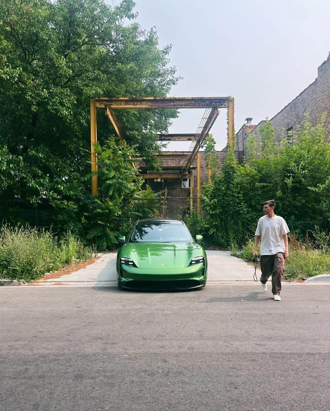 Porscheさんのインスタグラム写真 - (PorscheInstagram)「The grass is always greener on the Taycan side. 💚  📸 @andrew_ftw #PorscheMoment __ Taycan: Electrical consumption combined in kWh/100 km:  23,9 - 19,6 (WLTP); Range combined in km:  371 - 503 (WLTP), Range City in km:  440 - 566 (WLTP); CO2 emissions combined in g/km: 0 (WLTP) I https://porsche.click/DAT-Leitfaden I Status: 09/2023」9月5日 1時00分 - porsche