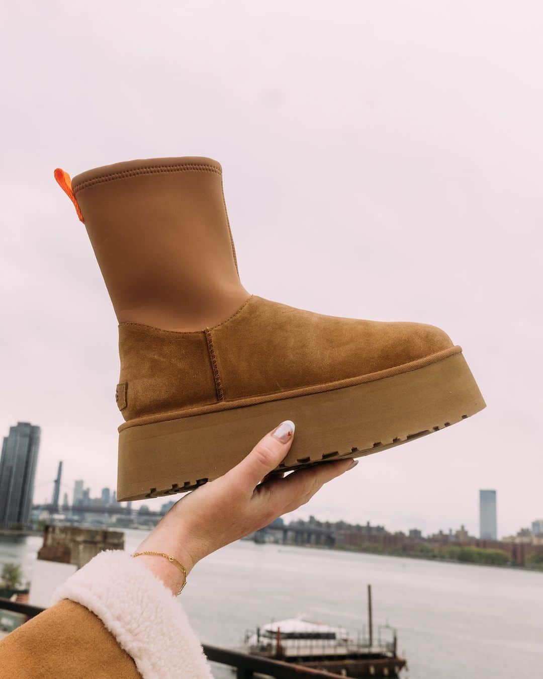アグのインスタグラム：「Manifesting a stroopwaffle-core autumn.  📸: @ofbecomingus   #UGG #FeelsLikeUGG #UGGSeason」