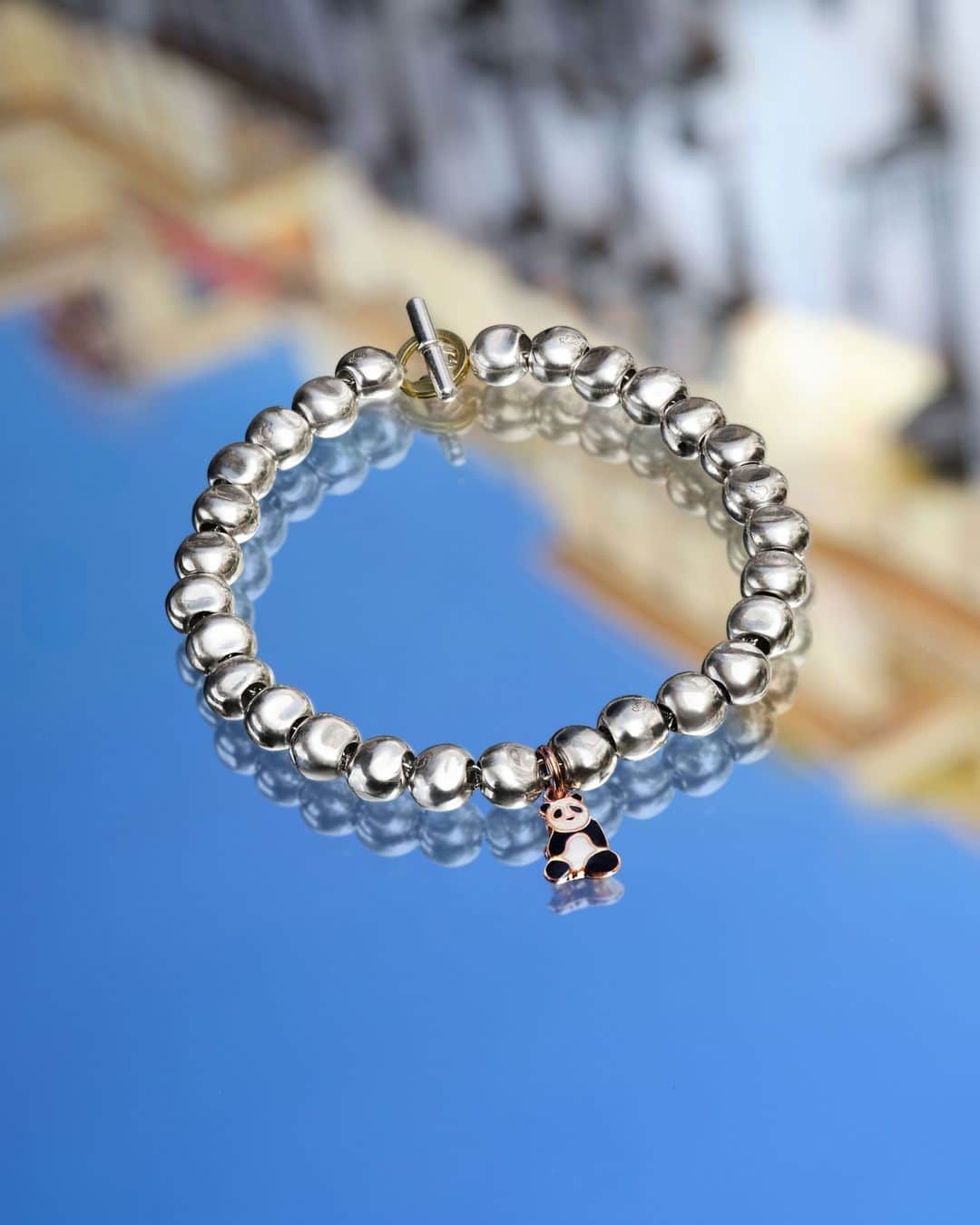 ドドのインスタグラム：「Reflections of summer take you back to city life! Pepita's silver 'pebble' bracelet combines with your choice of charm. ​⁣ ​⁣ #DoDoJewels ​⁣ #DoDoPepita​⁣ #DoDoCharms​」
