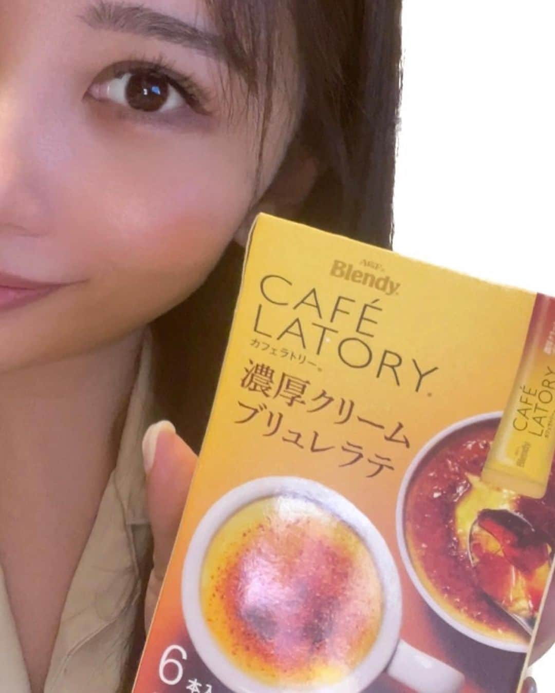 椿美羽のインスタグラム：「味の素AGF株式会社さんからの提供☕️⭐️ 濃厚クリームブリュレラテ🍪 エスプレッソと濃厚ミルクに、香ばしいキャラメリゼの風味と素朴な甘みのカスタード感を合わせたカフェラテ☕️🍩 お湯をそそぐだけで、クリームブリュレを食べたような味わい☕✧ 深い1杯が楽しめます♡♡  濃厚ストロベリーホワイトショコララテ🍓✨ 甘酸っぱいストロベリーの風味と香り豊かなホワイトチョコレートを濃厚なミルクと合わせたホワイトショコラ・ラテ☕️💚 お湯をそそぐだけで、ホワイトチョコがけのスイーツを食べたような味わい深い1杯が楽しめます！  濃厚フォンダンショコララテ🍫✨ 上質なココアパウダーと濃厚ミルクに 香り高いラム酒風味をほんの少し合わせたショコラ：ラテ˙˚ ꒰ঌ 𖠚¨̮໒꒱˚˙ お湯を注ぐだけでフォンダンショコラを食べたような 味わい深い1杯が楽しめます✨  #PR #カフェラトリー #スイーツシリーズ」